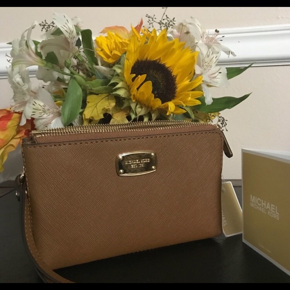 Michael Kors Handbags - 🌸Michael Kors double Wristlet